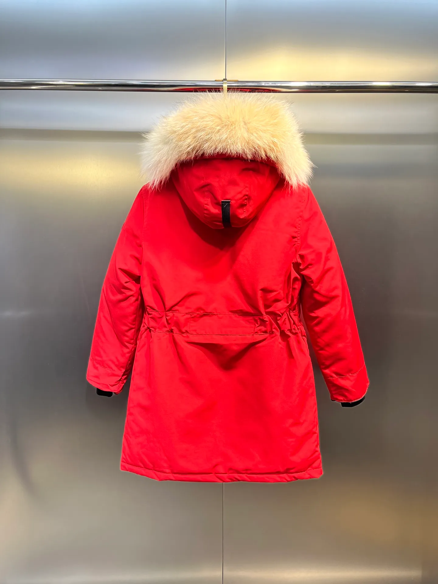 P840 Canada goose🌟 Canada Goose 07 models All in stock, 6 colors, I will never stop stocking this winter All original factory customization All details strictly required have been corrected since the beginning of this year Detachable fur collar! The workmanship and wiring are very straight! A big goose is enough for a winter. Size: 1. 90% white duck down from a conscientious manufacturer (some people brag about their own goose down, please search it on your own. Goose down is warmer and less fluffy than duck down, so good down jackets are all white duck down. There is no such thing as white goose down) 2. Upgraded fabrics with moderate hardness, waterproof, windproof and anti-fouling (Arctic Tech fabrics imported from South Korea are not comparable to fabrics dyed by some small workshops) 3. YKK No. 10 authentic zippers (Japanese customized YKK zipper, silky smooth, not stuck, officially designated) 4. Western Canadian wolf hair (Wolf hair is divided into eastern, central, and western. Western wolf hair is light in color, dense, and has good thermal insulation effect. It is the genuine Canada Goose grade) Let’s analyze and explain some details of the production 1. First, sew the liner and then fill it with down (some small factories and small workshops first fill it with down and then sew) Why? The technology is not up to par and the hardware conditions are not enough! ! ! For this step alone, we need to spend more time and money. 2. Filling the inner tank with down. We are all down filling machines to ensure that the down weight of each pill is the same. There is a video (small factory, small workshop is stuffed by hand). Why? The hardware conditions are not enough. A machine costs more than 100,000 yuan. Small factories simply cannot buy it. This means that the weight of the down in each liner cannot be guaranteed, and the warmth of high-end down jackets cannot be guaranteed. 3. For the needles of the sewing machine, we all use the top-notch No. 7 needles (small factories all use No. 10 needles). The finer the needle, the finer the needle eye, which reduces the risk of velvet and velvet running. 4. Wolf fur collar We are all spliced in whole or in large pieces (small factories mostly use broken pieces) The warmth retention of wolf fur is very good, but the splicing of scraps cannot guarantee the warmth. Color: Black, white, gray camouflage, sci-fi blue camouflage, green camouflage, sky blue, dark blue, cool gray, red. Professional Canada goose producers, we are enough this winter! We would like to sincerely thank everyone who buys our down jackets!  size：xs-xl